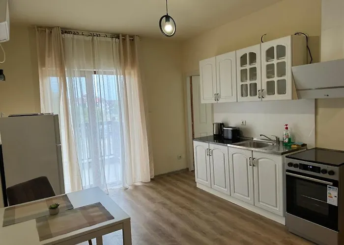 Simple And Affordable In With Available Parking Space * 班斯科